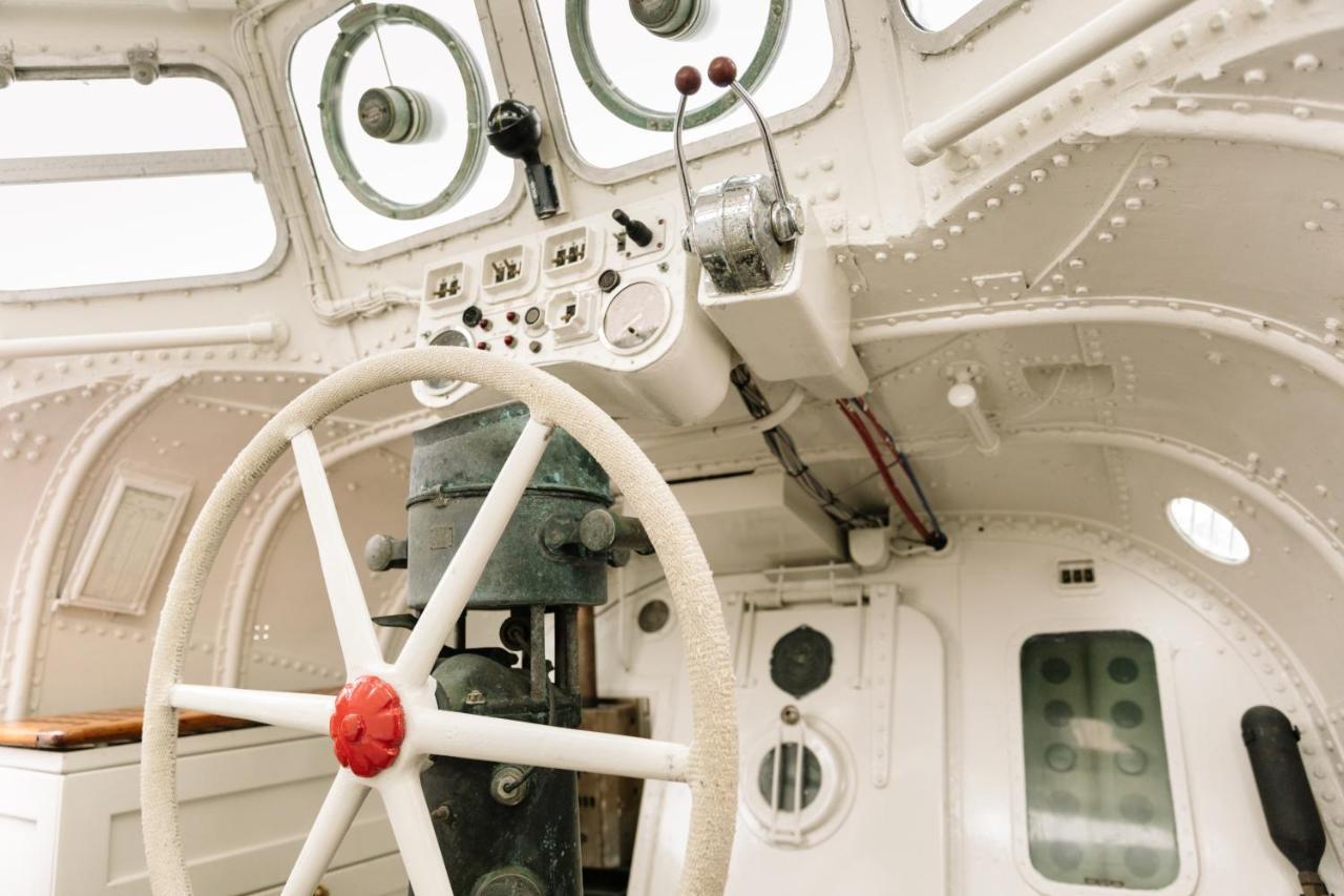 Отель Reddingsboot Harlingen Boat Экстерьер фото