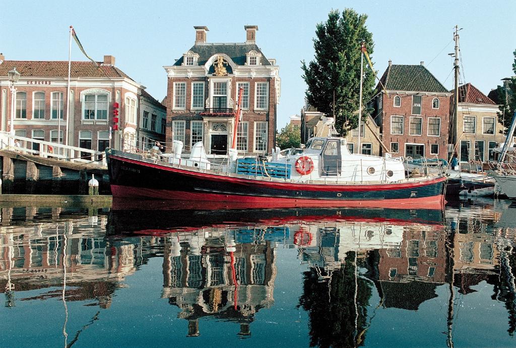 Отель Reddingsboot Harlingen Boat Экстерьер фото